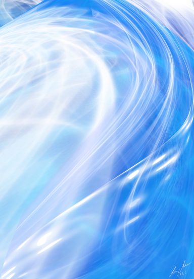 SERES DE LUZ I Light Beings Susana Mazzarino Rayos de luz azul y blanca en un fondo suave, creando un efecto etéreo y fluido.