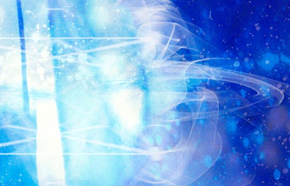 Fondo abstracto azul con formas y destellos luminosos.