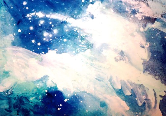 Fondo abstracto en tonos azules y blancos con destellos brillantes.