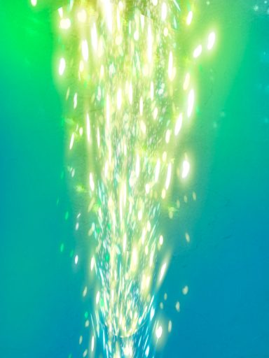 Chorro de luces brillantes en un fondo azul y verde, con destellos y un efecto etéreo.