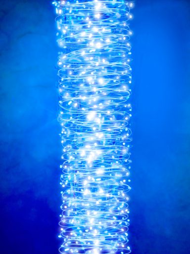 Columna de luces azules brillantes en un fondo azul oscuro.