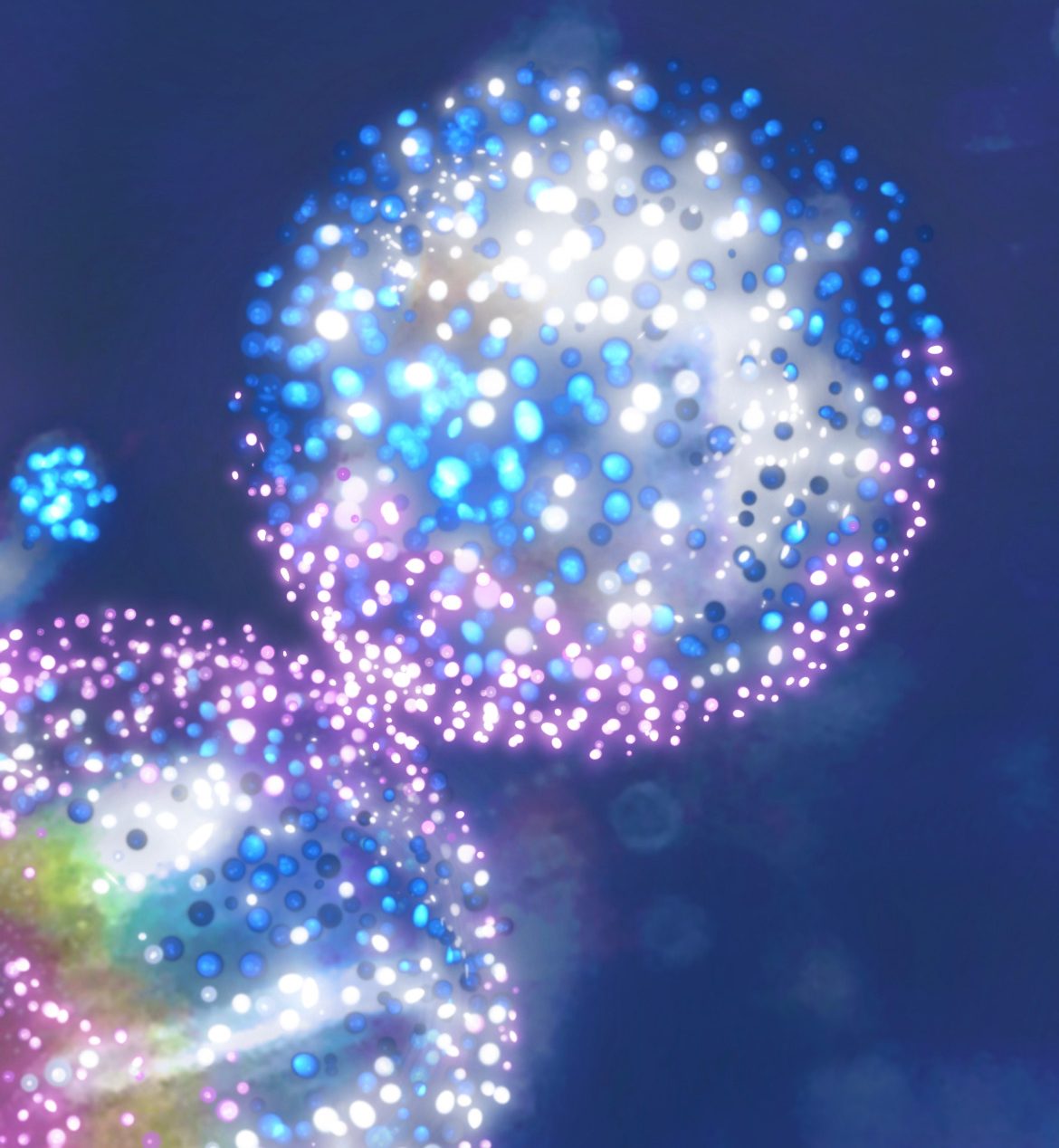 Susana Mazzarino artista multidisciplinar Susana Mazzarino aplaudiendo junto a dos niños, uno con cabello rubio ondulado, en un entorno neutro.