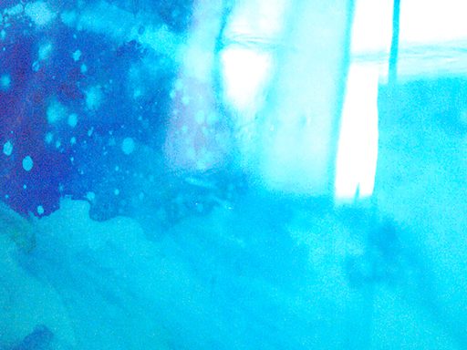 Textura abstracta en tonos azules con burbujas y destellos de luz.