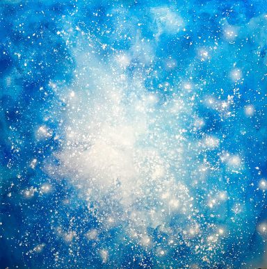 Fondo estrellado en tonos azules y blancos, con destellos brillantes.